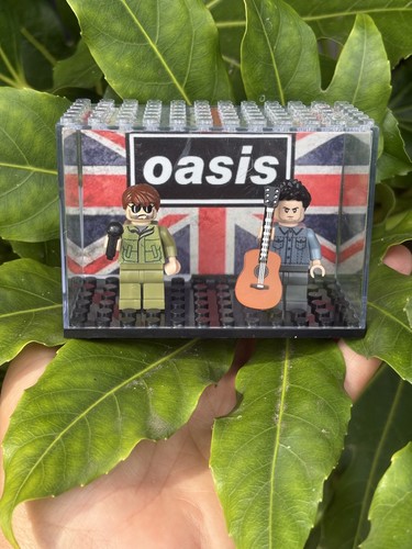 Oasis minifigures display - oasis, in